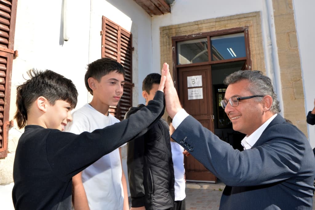 Erhürman’dan Dipkarpaz Rum Ortaokulu ve Dipkarpaz Recep Tayyip Erdoğan Ortaokulu’nu ziyaret etti