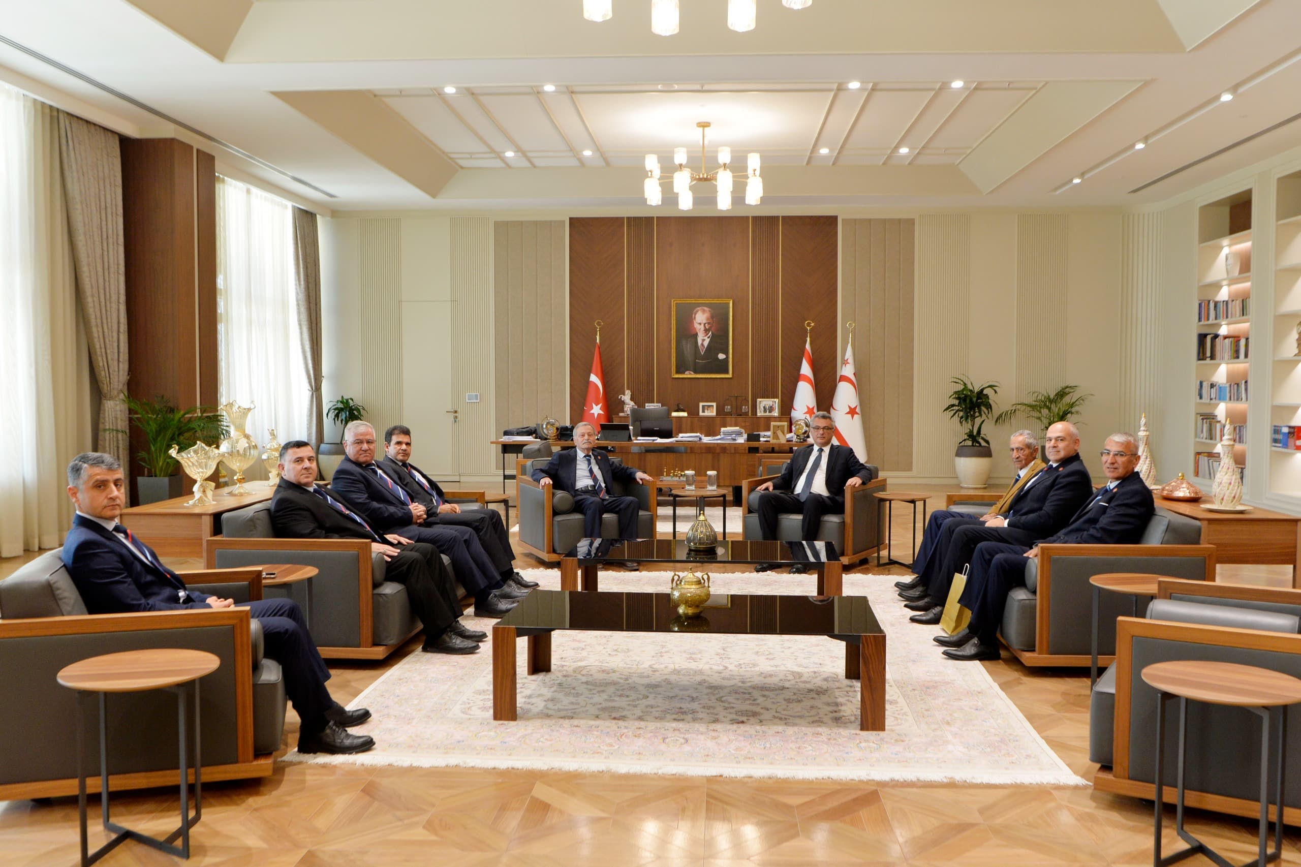 Cumhurbaşkanı Tufan Erhürman, Kıbrıs Türk Emekli Subaylar Derneği Başkanı ve beraberindeki heyeti kabul etti